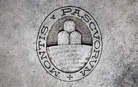 　１１月２日、同日付の伊紙コリエーレ・デラ・セラによると、イタリア政府は、イタリア銀行大手モンテ・デイ・パスキ・ディ・シエナ（モンテ・パスキ）に対する公的救済の条件について欧州委員会と協議している。写真は同行のロゴ。２０１４年１１月撮影（２０１６年　ロイター/Giampiero Sposito/File Photo）