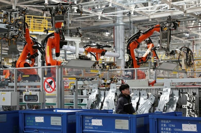 写真は中国安徽省合肥市にあるフォルクスワーゲン工場の生産ライン。2月4日撮影。REUTERS/Florence Lo