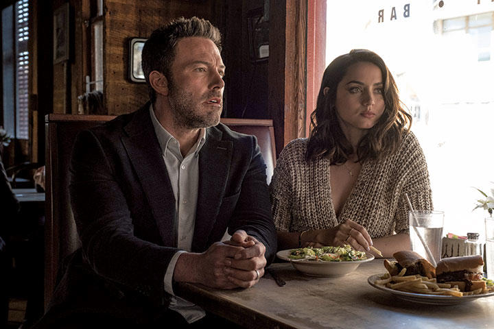 常に無表情なビックと奔放な魔性の女メリンダを結び付けているものは？　©AMAZON STUDIOS