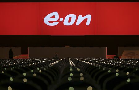 　８月１０日、エーオンは、ロシアのウクライナ侵攻の影響を巡る「不透明感の高まり」を理由に、ロシアと欧州を結ぶ天然ガスパイプライン「ノルドストリーム１」の持ち分価値を約７億ユーロ（７億１５００万ドル）減額したと発表した。写真は独エッセンで２０１５年５月撮影（２０２２年　ロイター/Ina Fassbender）