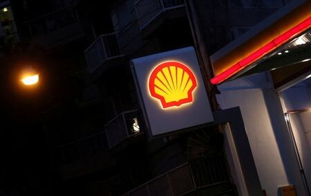 　４月２９日、英・オランダ系石油大手ロイヤル・ダッチ・シェルが発表した第１・四半期決算は、調整後利益が予想を上回った。写真は会社のロゴ。２０１８年３月撮影（２０２１年　ロイター／Marcos Brindicci）