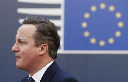 　５月３日、欧州委英国がＥＵ離脱問題をめぐる不透明感が今年の成長率を下押しする恐れがあると指摘した。写真はＥＵ首脳会議に出席するキャメロン英首相。２月１９日撮影。（２０１６年　ロイター／Yves Herman）