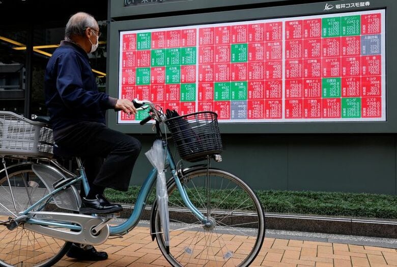 都内の株価ボード。2025年10月21日撮影。REUTERS/Manami Yamada