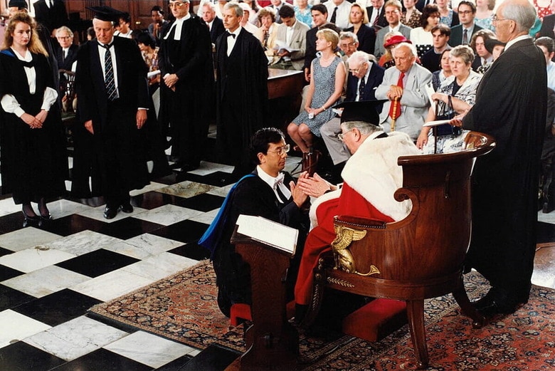 ケンブリッジ大学大学院犯罪学研究科の修了式（写真中央が筆者）　筆者提供