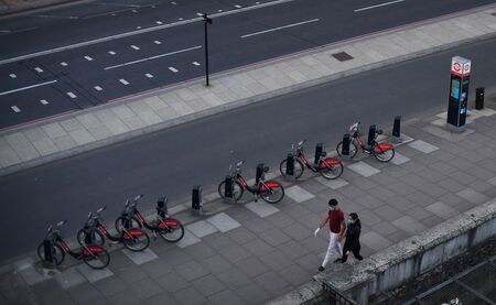 　４月７日、英保健省は、英国内の新型コロナウイルス感染症による死者が６日１６００ＧＭＴ時点で７８６人増え、６１５９人になったと発表した。ロンドンで撮影（２０２０年　ロイター／Dylan Martinez）