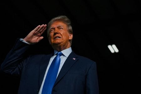 　２０２４年の米大統領選で再選を目指す民主党の現職バイデン氏は、投票まで１年となった今の段階で、勝敗を決する上で重要な６つの州うち５つの州で支持率が共和党のトランプ前大統領を下回っていることが、５日公表の世論調査結果で分かった。ヒューストンで１１月２日撮影（２０２３年　ロイター/Callaghan O\'Hare）