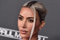 高級バッグにフルメイク...11歳娘の「大人びた格好」が「不適切」とキム・カーダシアンに批判の声　「父」も苦言