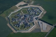 ヒュッゲな国の「世界一幸せな刑務所」の狙いとは？