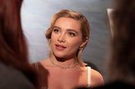 【画像】【動画】大事な部分を解放...英人気女優、批判に屈せず...今年もシースルードレス姿でパリに降臨