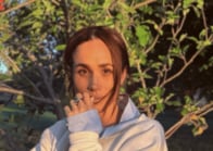 メーガン妃、英国で4年ぶりの公の場に…ヘンリー王子とそろって登場、沿道では歓声と花束も