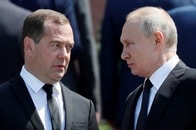 バレたらやばい！ プーチンの大事な演説中、最前列で居眠りするメドベージェフの姿