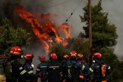 ギリシャで消火ヘリが空中衝突、2人死亡　仏山火事は進路変更