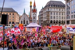 【クイズ】労働者の祭典「メーデー」…その由来となったストライキが起こった国は？