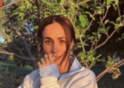 メーガン妃、英国で4年ぶりの公の場に…ヘンリー王子とそろって登場、沿道では歓声と花束も
