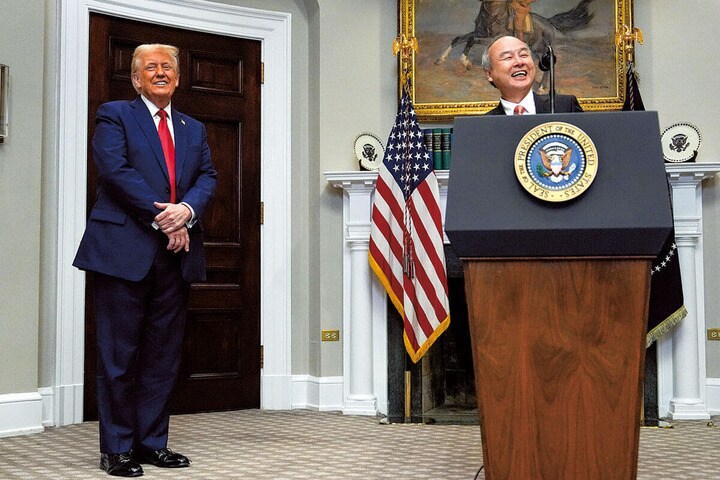 >ホワイトハウスで「スターゲート」構想を発表した孫と満面の笑みを浮かべるトランプ