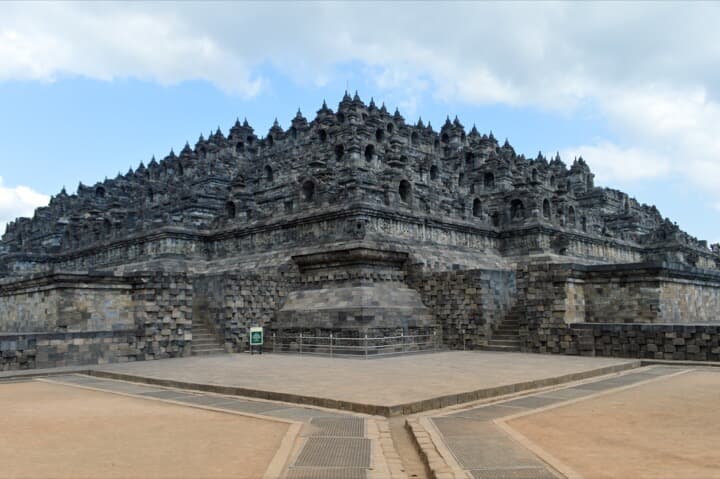 ボロブドゥール遺跡の全体像 Photo Francisco Anzola CC BY 2.0