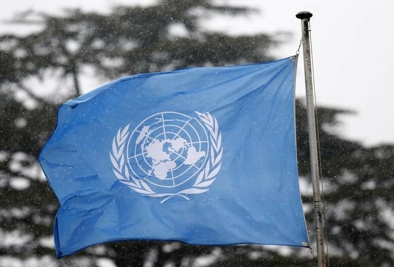 ８月９日、国連安全保障理事会（安保理）は、北朝鮮が３日に行ったミサイル発射を非難する声明案を協議したが中国の主張に阻まれ断念した。写真は国連の旗。ジュネーブで３月撮影（２０１６年　ロイター／Denis Balibouse）