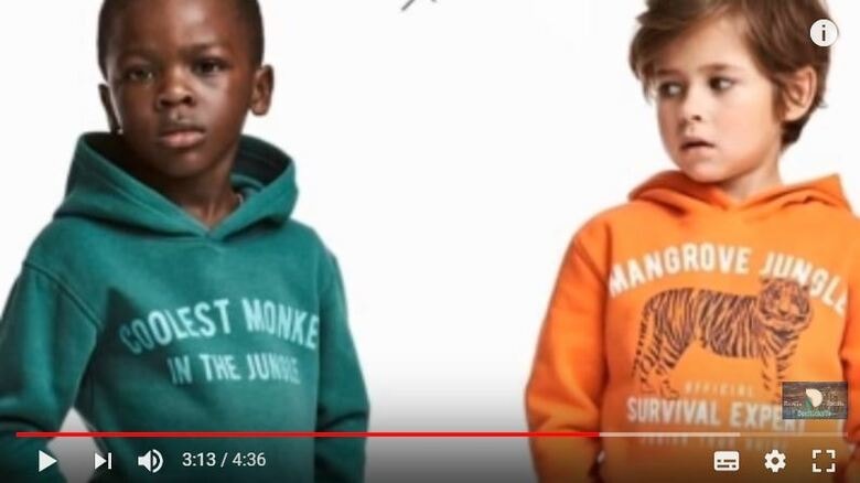 問題になったパーカーのロゴ「ジャングルで一番クールな猿」（左）　DocHicksTv-YouTube　