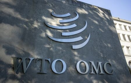 　４月１７日、世界貿易機関（ＷＴＯ）の紛争処理小委員会（パネル）は、インドが携帯電話などＩＴ製品に課した輸入関税が国際貿易ルールに反すると結論付けた報告を公表した。写真はＷＴＯのロゴ。ジュネーブで２０２２年１０月撮影（２０２３年　ロイター／Denis Balibouse）