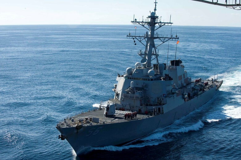 ８月２１日、米海軍によると、同軍のミサイル駆逐艦「ジョン・Ｓ・マケイン」が、シンガポールの東方沖で商船１隻と衝突し、船員５人が負傷、１０人が行方不明となっている。米海軍提供写真。２０１０年５月撮影（２０１７年　ロイター／U.S. Navy）