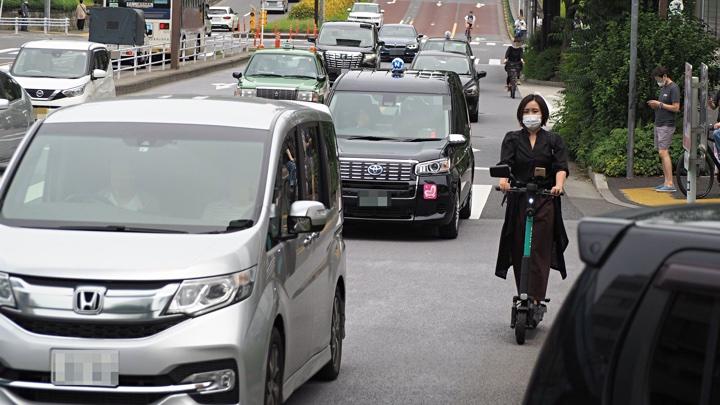 電動キックボードで代々木公園周辺の車道を走る筆者。追い抜く瞬間に必要以上にエンジン音を上げる自動車もあった（写真提供＝筆者）