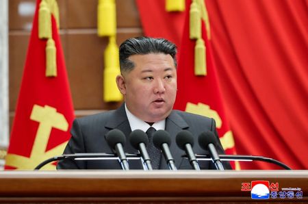 写真は北朝鮮の金正恩朝鮮労働党総書記、平壌で撮影。ＫＣＮＡが12月11日配信。REUTERS