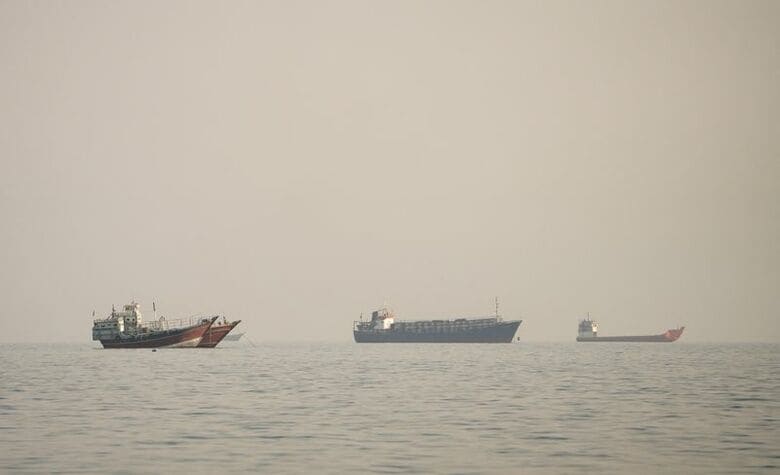 写真はホルムズ海峡を航行する船舶。2026年9月23日、オマーンのムサンダムから撮影。REUTERS