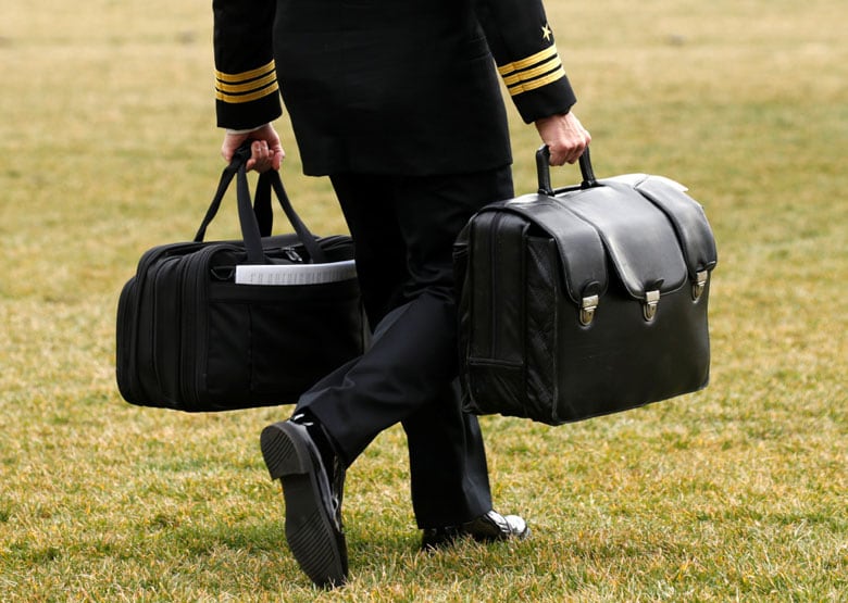 核兵器の発射装置を運ぶトランプ米政権スタッフ（2017年2月3日）　Kevin Lamarque-REUTERS