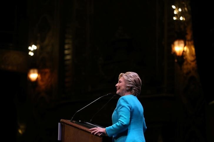 １０月１５日、内部告発サイト「ウィキリークス」は、米大統領選の民主党候補ヒラリー・クリントン氏が過去に米金融大手向けに行った講演の内容を記した電子メールを公表した。シアトルで１４日撮影(２０１６年　ロイター/LUCY NICHOLSON)