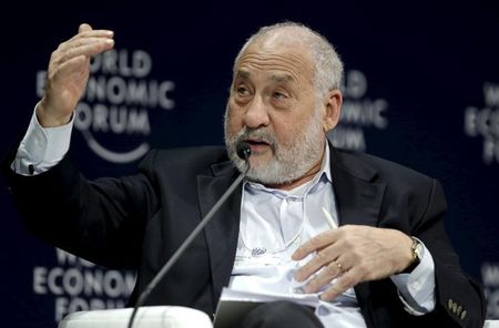 　３月７日、政府は、安倍晋三首相の意向で設置が決まった「国際金融経済分析会合」の初会合を１６日に開催する方針だ。写真は初会合に出席予定のスティグリッツ米コロンビア大学教授、メキシコで昨年５月撮影（２０１６年　ロイター/Victor Ruiz Garcia）