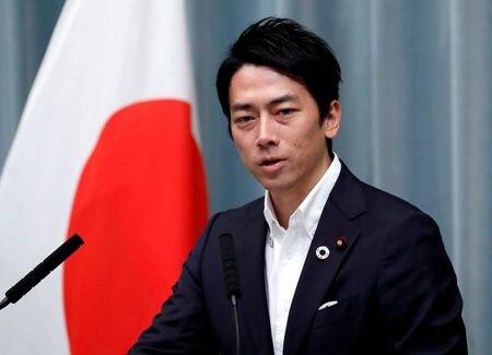 　小泉進次郎環境相は１５日、インド洋モーリシャス沖で起きた貨物船「わかしお」の座礁事故で燃料油が流出した問題に関し、「生物多様性の損失につながる重大な危機と受け止めている」とし、近く専門家と環境省の職員を現地に派遣する意向を示した。写真は昨年９月（２０２０年　ロイター/Issei Kato）