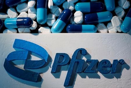 　米製薬大手ファイザーとドイツの医薬・農薬大手バイエルは３月１４日、ロシア向けの人道的な医薬品供給を継続する一方、同国で必須でない支出を取りやめる方針を明らかにした。２０２１年９月撮影（２０２２年　ロイター/Dado Ruvic/Illustration）