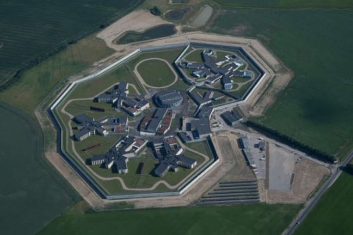 ストーストレム刑務所は近隣の集落をモデルに広場や通りを整備した　AP THAI/Twitter