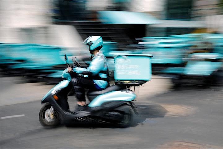 シェフのユン・ジュンフィルさんは今月、富裕層が集まるソウル市江南区にある自分のレストランを閉店しようとしている。写真は6月、ソウルの街を走るフードデリバリーのバイク（2019年　ロイター/Kim Hong-Ji）