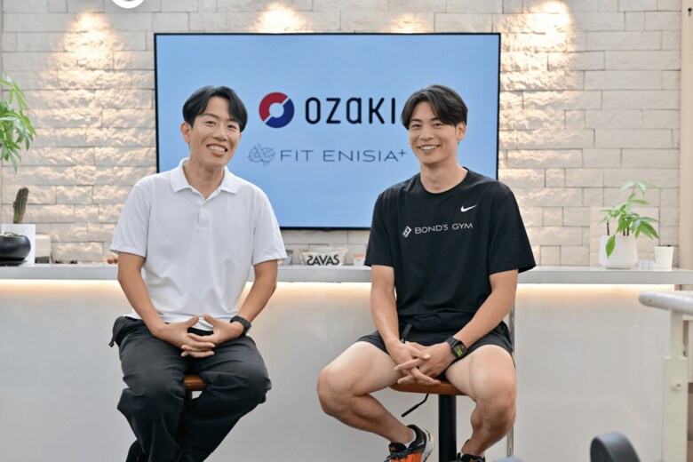 高知県高知市を拠点とする尾崎建設・尾﨑徹哉社長（左）と、ジムトレーナーでフィットネス企業FIT ENISIAの経営者でもある山岸将也。二人にウェルビーイング経営のあり方について話を聞いた。山岸は尾﨑のパーソナルトレーナーを担当する間柄だ。取材は東京・六本木にある山岸の「BOND’S GYM」で実施した。