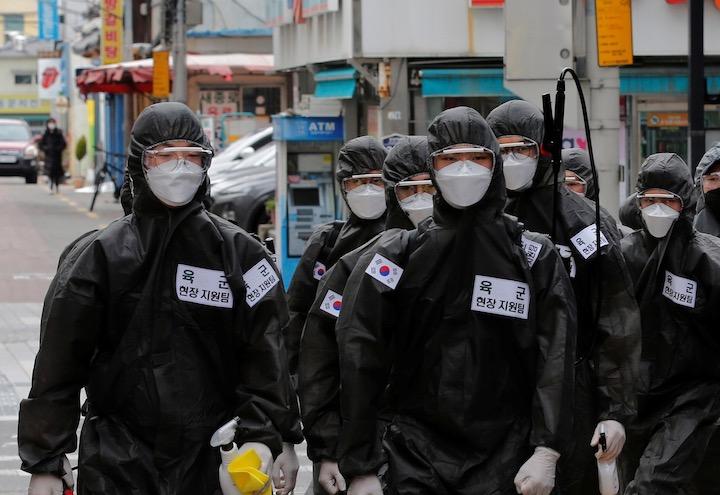 韓国・大邱の繁華街を消毒する韓国兵士　REUTERS/Kim Kyung-Hoon