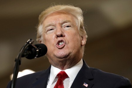 　４月５日、夜の米株式指数先物は１％超下落した。トランプ大統領（写真）が１０００億ドルの対中追加関税の検討を通商代表部（ＵＳＴＲ）に指示したと明らかにしたことが背景とみられる。写真はオハイオ州 で３月撮影（２０１８年　ロイター／Yuri Gripas）