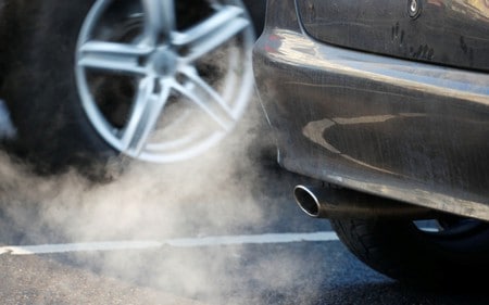 ９月１８日、欧州連合（ＥＵ）の執行機関である欧州委員会は、ＢＭＷ<BMWG.DE>、ダイムラー<DAIGn.DE>、フォルクスワーゲン（ＶＷ）グループ<VOWG_p.DE>の独自動車メーカー３社が申し合わせて排ガス浄化技術の開発競争を回避した疑いについて正式な調査を開始した。ベルリンで２０１８年２月に撮影（ロイター/Fabrizio Bensch）
