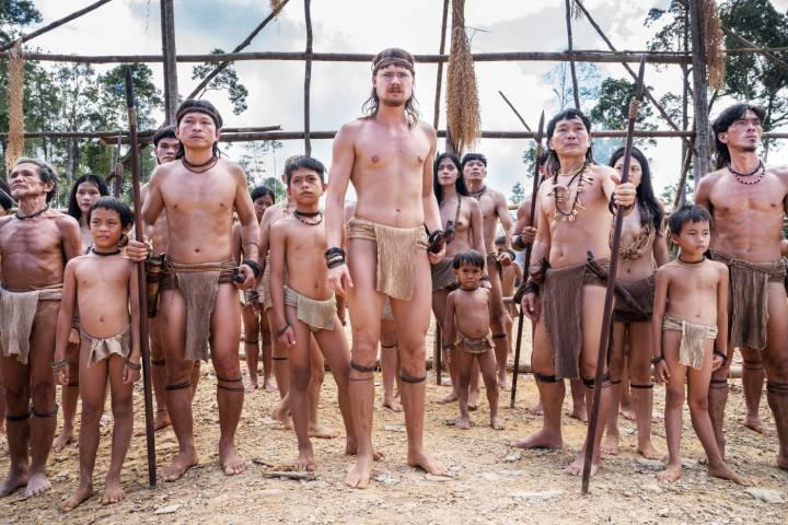 映画はボルネオ島に住むプナン族たちが出演。中央がマンサー役のスヴェン・シェルカー氏、撮影前にプナン族たちと暮らし、準備したという　© Tomas Wüthrich