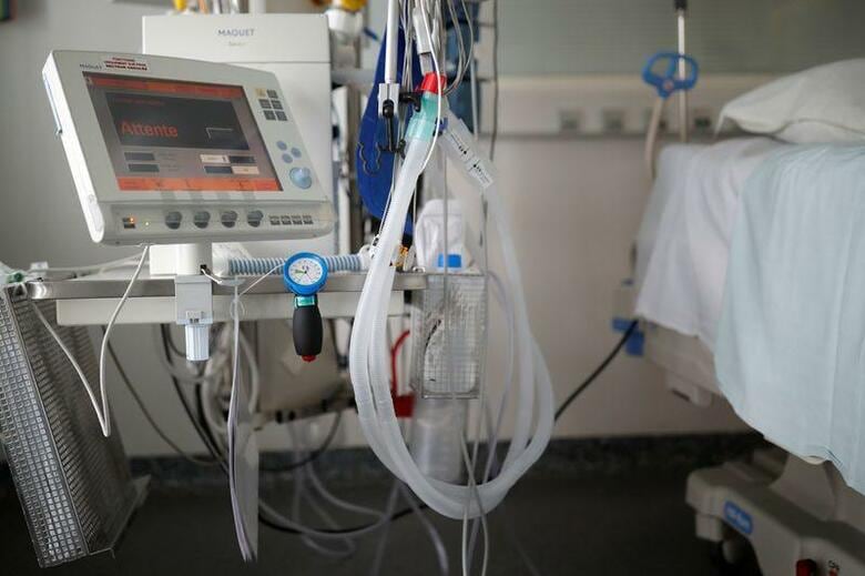 フランスで、7月8日に確認された新型コロナウイルス感染者と死者の数が過去1週間の1日平均を上回っており、保健当局者らは第2波の可能性を警告している。5月6日、同国バンヌの病院の集中治療室で撮影(2020年　ロイター/Stephane Mahe)