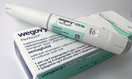 　デンマークの製薬大手ノボノルディスクの「ウゴービ」（写真）など、食欲を抑えて肥満症を治療する薬の需要拡大を受け、食品の消費が減るとの懸念から食品メーカーの株価が最近下落した。ただ肥満治療薬は一部の食品メーカーには新たな商機をもたらしており、市場の反応は行き過ぎだとの声もある。オスロで９月撮影（２０２３年　ロイター／Victoria Klesty）