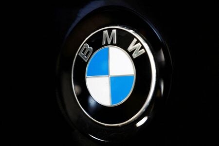 　３月１７日、ドイツの自動車大手ＢＭＷグループの中国現地法人は、通信機器大手の華為技術（ファーウェイ）のスマートフォンと連動する車載システム「ＨｉＣａｒ」を、２０２６年に現地生産の新型車に搭載すると発表した。写真はＢＭＷのロゴ。オランダのナイメーヘンで２月撮影（２０２５　ロイター／Piroschka van de Wouw）