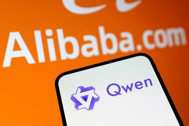 写真はアリババと「Ｑｗｅｎ」のロゴ。2025年1月撮影。REUTERS/Dado Ruvic