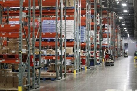 　５月８日、３月の米卸売在庫は前月比０．１％増えた。写真はアーカンソー州の物流施設で２０１３年６月撮影（２０１５年　ロイター／Rick Wilking）