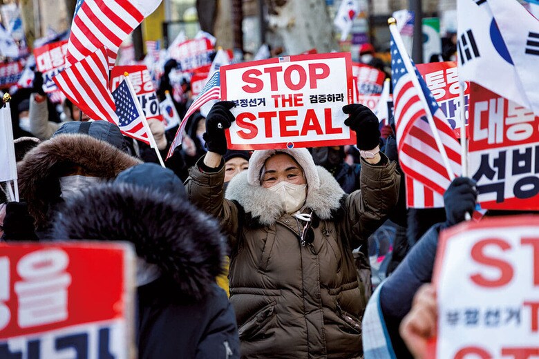尹の支持者はトランプ支持者をまねて「選挙を盗むのをやめろ」というプラカードを掲げるが…　CHRIS JUNGｰNURPHOTOｰREUTERS