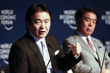 　１０月５日、竹中平蔵・慶應義塾大名誉教授（写真左）は、ロイターのインタビューに応じ、政府の未来投資会議の中で、欧米が先行しているシェアリングエコノミーや自動車の自動走行などに力点を置いて議論し、一定の結論を出すべきだとの見解を示した。ダボスで２０１５年１月撮影（２０１６年　ロイター／Ruben Sprich）