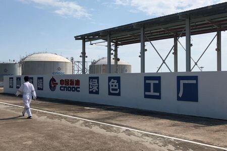 　１月２１日、指数算出会社のＭＳＣＩは中国海洋石油（ＣＮＯＯＣ）をＭＳＣＩ・ＡＣＷＩとＭＳＣＩチャイナ・オールシェア指数から除外すると発表した。写真は２０１９年９月、海南省のＣＮＯＯＣ液化天然ガス施設で撮影（２０２１年　ロイター/Muyu Xu）