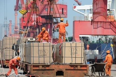 中国商務省の任鴻斌次官補は１０日、新型コロナウイルスの感染拡大の影響で対外貿易が前例のない厳しい状況に直面するなか、輸出向けの商品の国内販売を奨励する方針を明らかにした。写真は江蘇省連雲港で撮影（２０２０年　ロイター）
