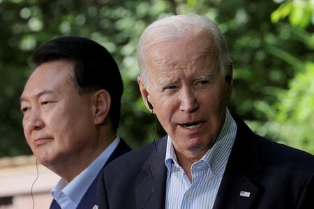 　米政府が、韓国を国家安全保障や核不拡散などの観点で注意が必要な「敏感国」に指定していたことが分かった。北朝鮮の脅威を受けて韓国で核武装論が出ていることを踏まえた措置とみられる。２０２３年８月、日米韓首脳会談が開かれた米キャンプデービッドで撮影（２０２５年　ロイター／Jim Bourg）
