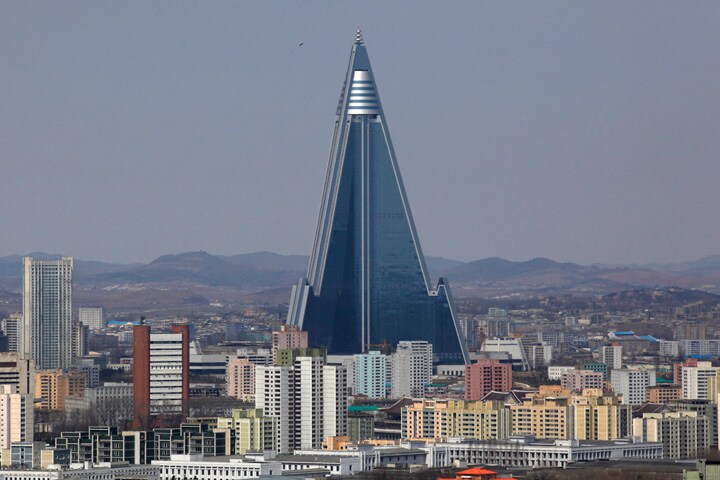 ピョンヤン市内にそびえ立つ「滅びのホテル」　Bobby Yip-REUTERS